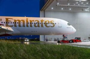 Airbus A350 spoločnosti Emirates dostáva finálny náter (c)emirates.com