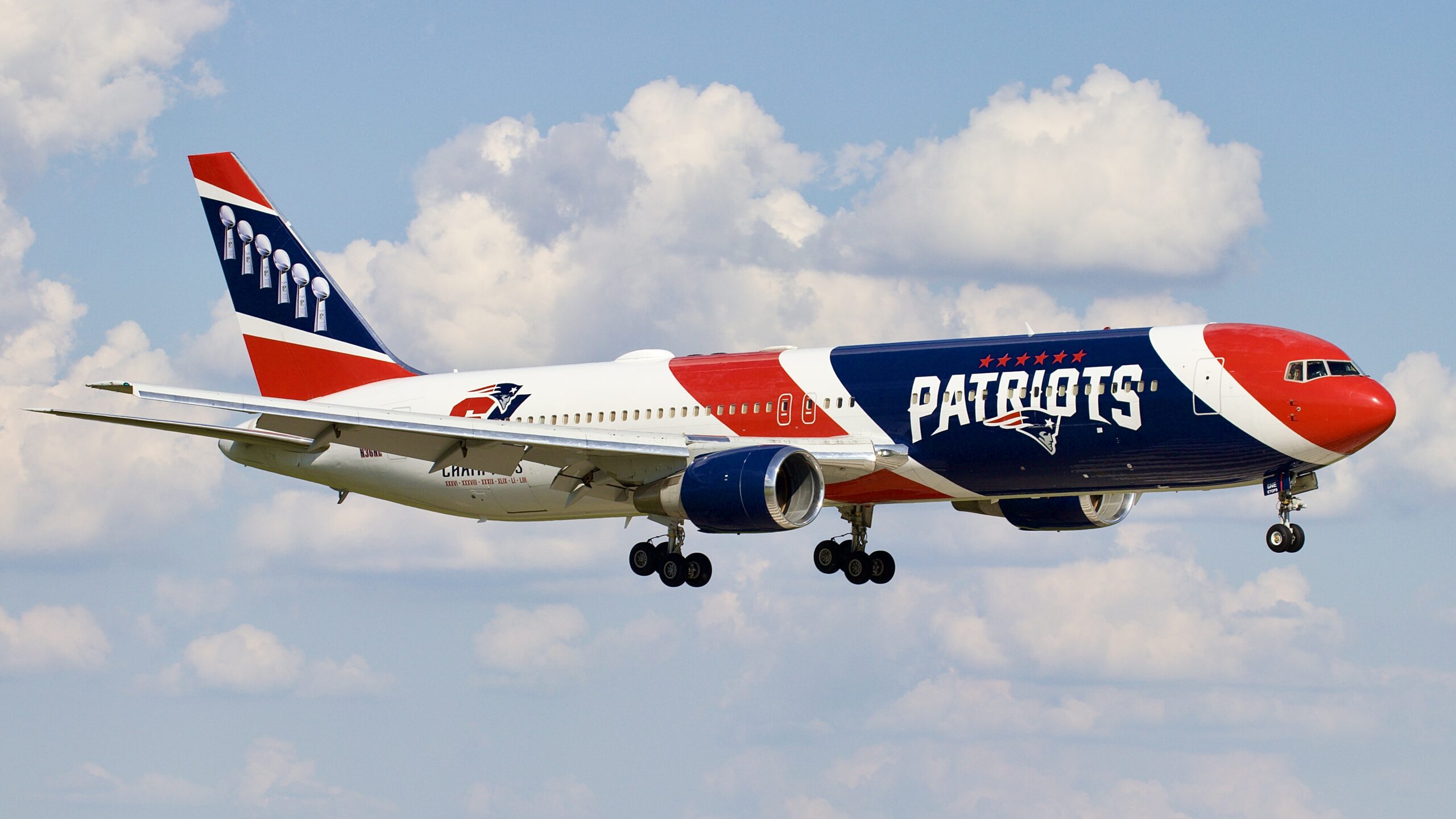 Boeing 767-323ER New England Patriots © P. Marianič