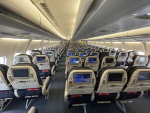 Kabína turistickej triedy v Airbuse A330-300 spoločnosti World2Fly