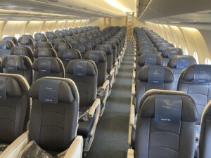 Kabína turistickej triedy v Airbuse A330-300 spoločnosti World2Fly